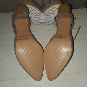 Elegant Women's Tan Heels